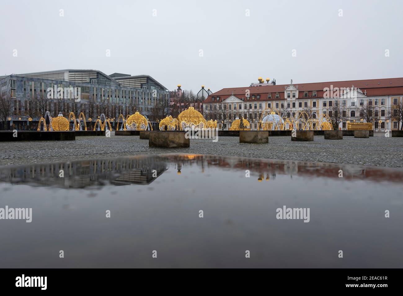 Deutschland, Sachsen-Anhalt, Magdeburg, Weihnachtskugeln und andere leuchtende Skulpturen werden auf dem Domplatz aufgestellt. Im Hintergrund sind der landtag Sachsen-Anhalts, das Hundertwasserhaus und die Norddeutsche Landesbank zu sehen. Stockfoto