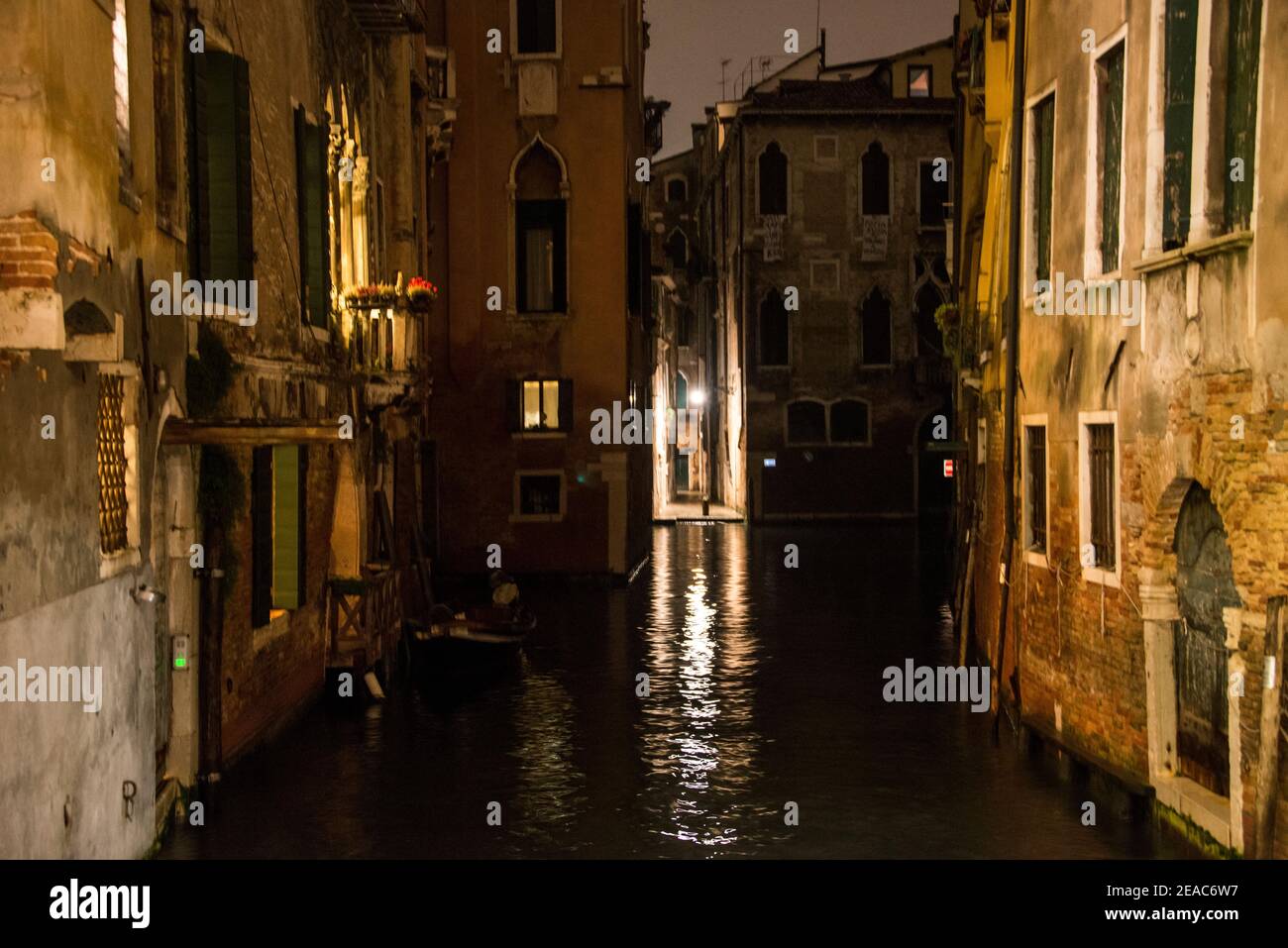 Nachts am Ufer der Kanäle, Venedig Stockfoto