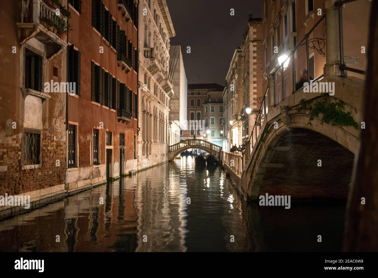 Nachts am Ufer der Kanäle, Venedig Stockfoto