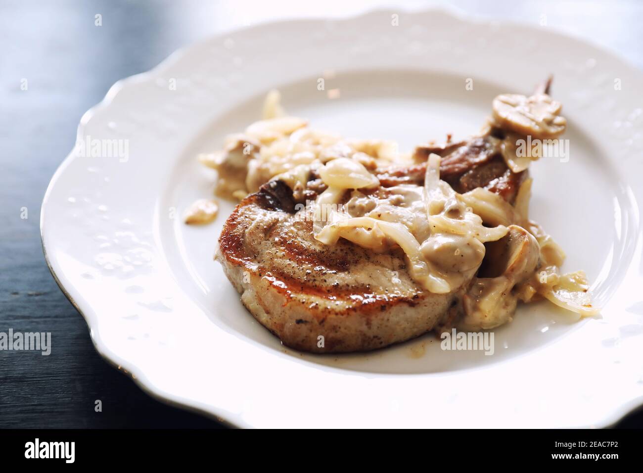 Schweinekotelett mit Pilzsauce Stockfoto