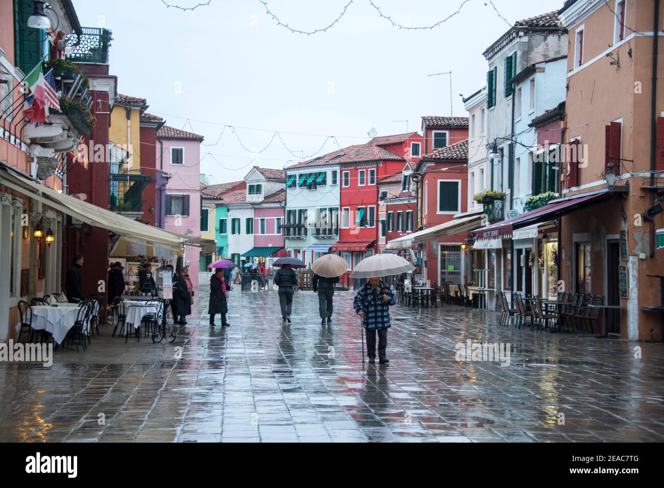 Einkaufsstraße von Burano im Regen Stockfoto