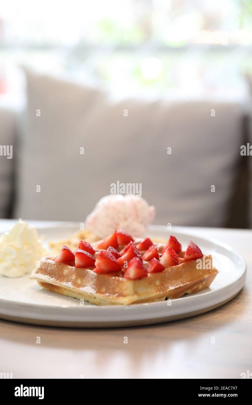 Erdbeerwaffel mit Eis, Dessert auf Holz Hintergrund Stockfoto