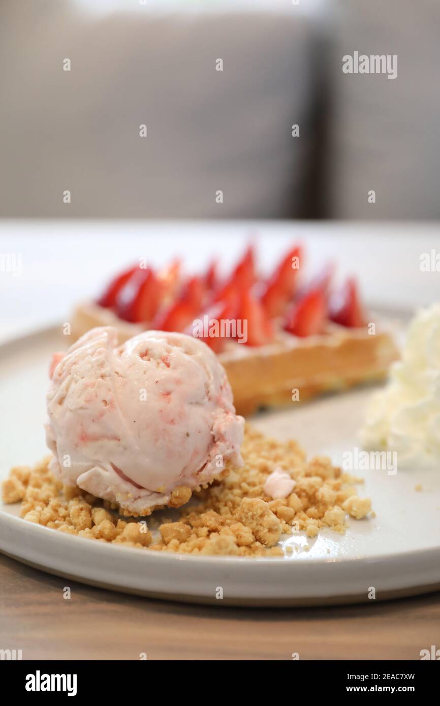 Erdbeerwaffel mit Eis, Dessert auf Holz Hintergrund Stockfoto