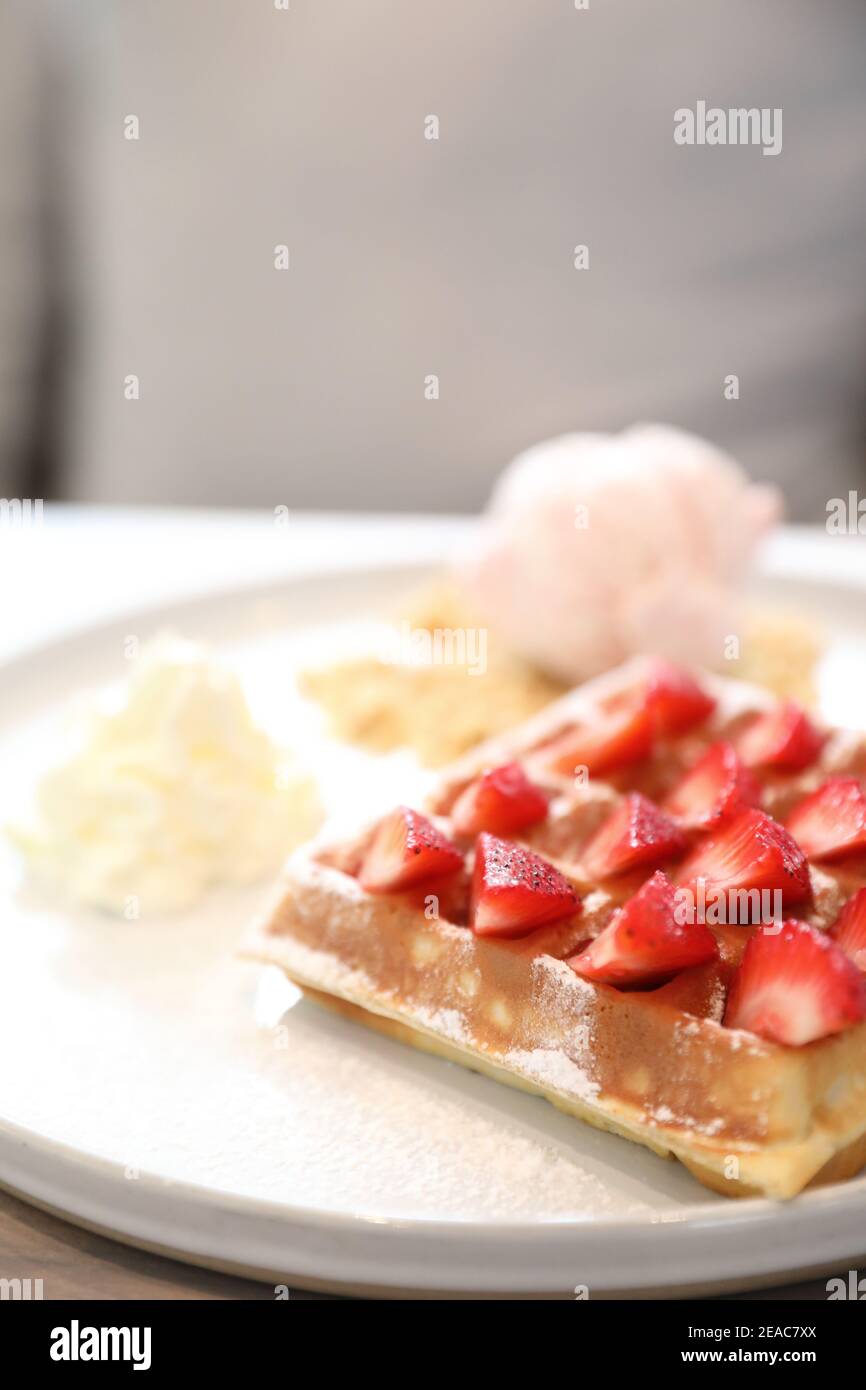 Erdbeerwaffel mit Eis, Dessert auf Holz Hintergrund Stockfoto