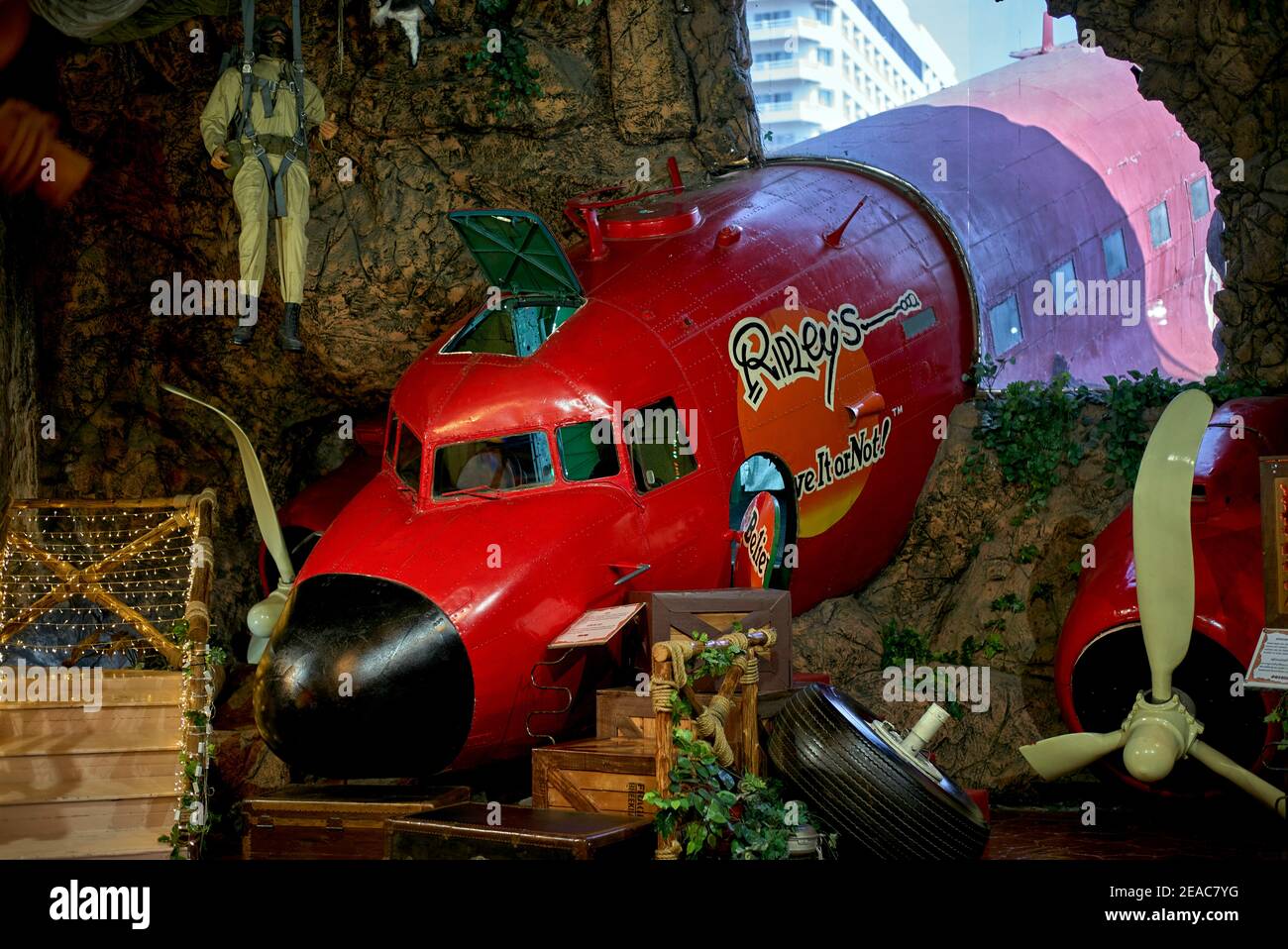 Die Ausstellung „Ripley's Believe it or Not“. Flugzeug Absturz durch die Wand mit Pilot hängen an einem Fallschirm. Pattaya Thailand, Asien Stockfoto