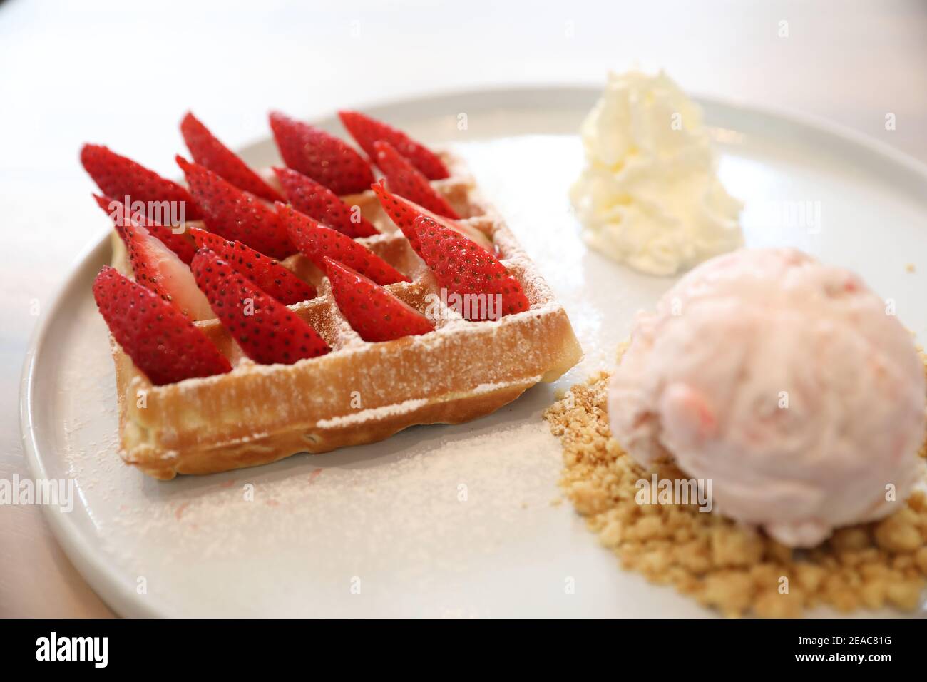 Erdbeerwaffel mit Eis, Dessert auf Holz Hintergrund Stockfoto