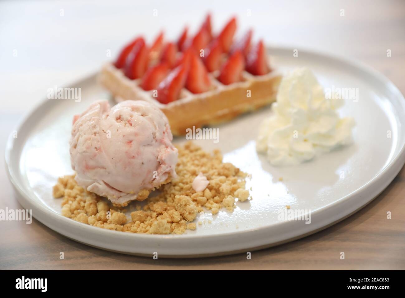 Erdbeerwaffel mit Eis, Dessert auf Holz Hintergrund Stockfoto