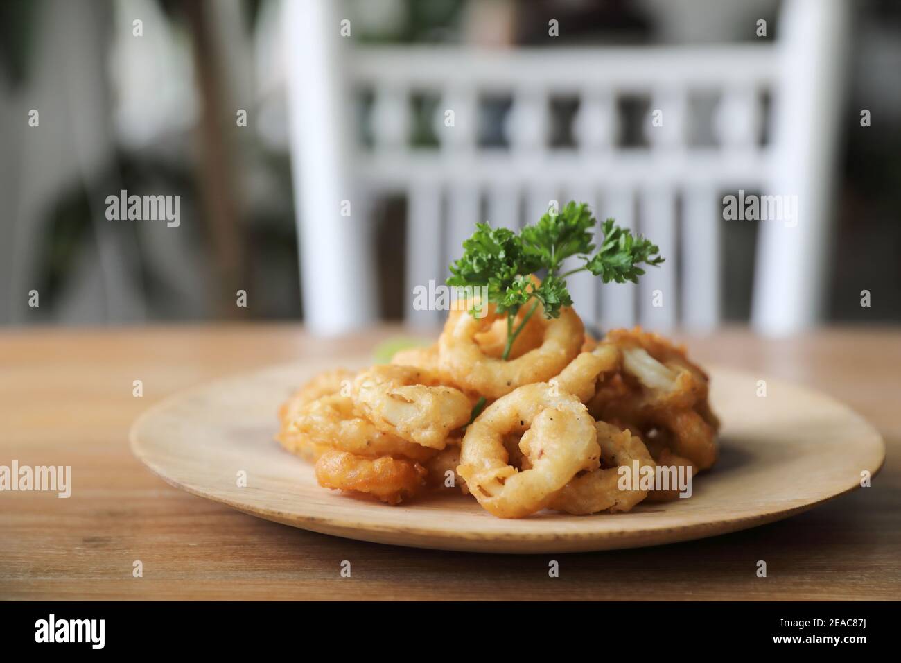 Caramari , Vorspeise knusprig gebratener Tintenfisch-Ring mit Tartarsauce auf Holzhintergrund traditionelle italienische Küche Stockfoto