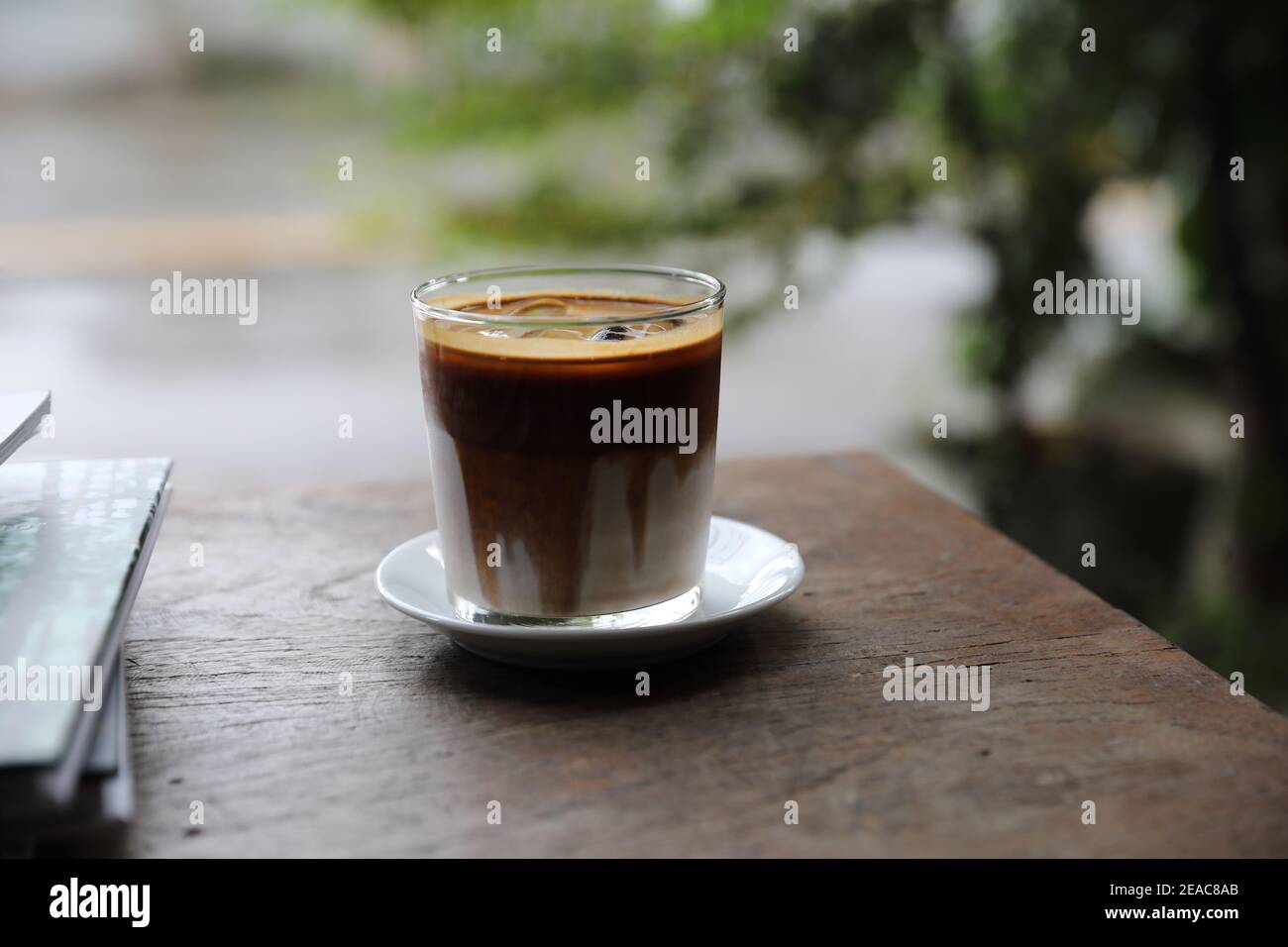 Eislatten-Kaffee auf Holz im Café Stockfoto