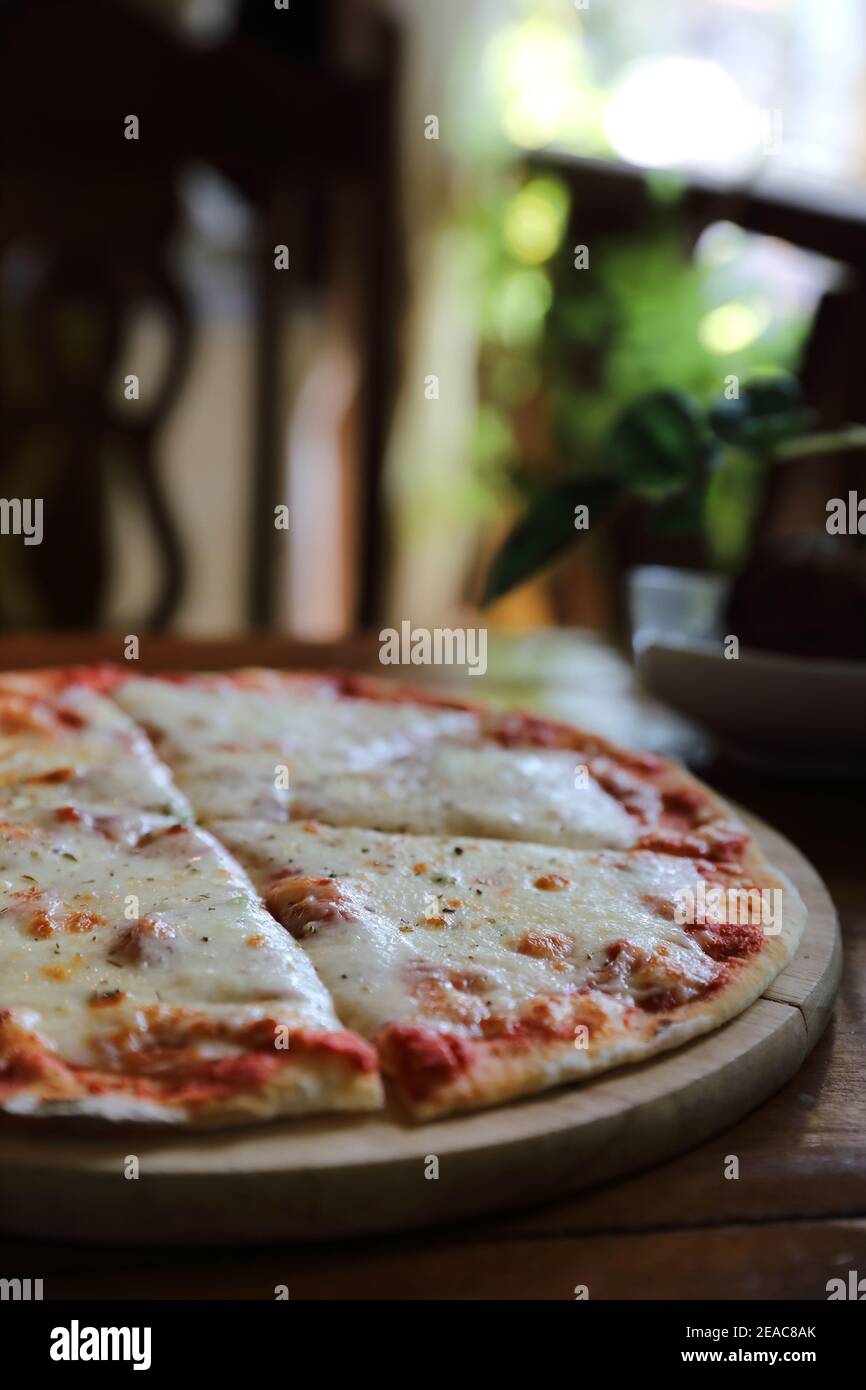 Pepperoni Pizza auf Holz Hintergrund, italienische Küche traditionell Stockfoto