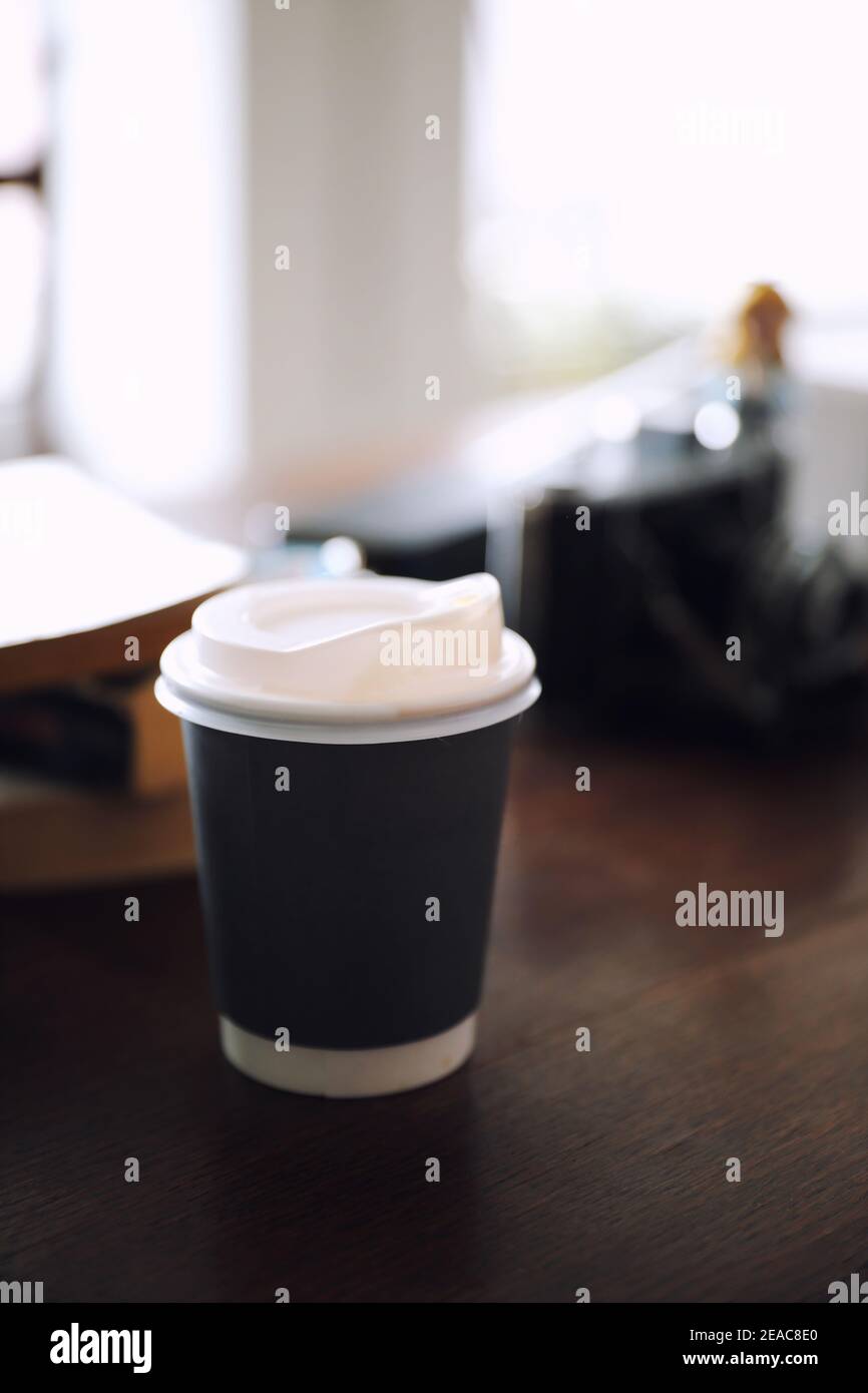 Nehmen Sie heißen Cappuccino oder Latte Art Kaffee mit nach Hause Milch Stockfoto