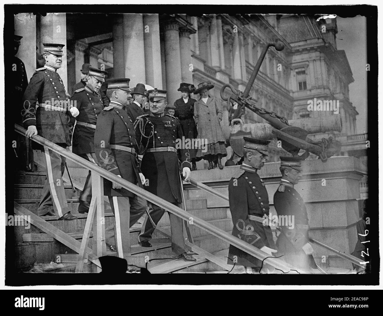 NEUJAHR EMPFANG IM WEISSEN HAUS. ARMEEOFFIZIERE. ZWEI IN DER MITTE - GENERAL EDWARDS UND COL. SIDNEY A. CLOMAN Stockfoto