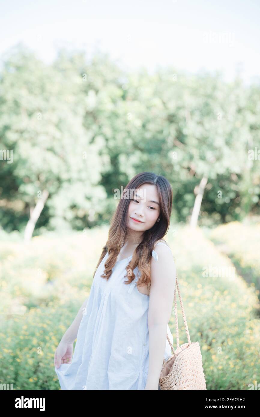 Portrait von jungen asiatischen frau mädchen lächeln im Blumengarten Stockfoto