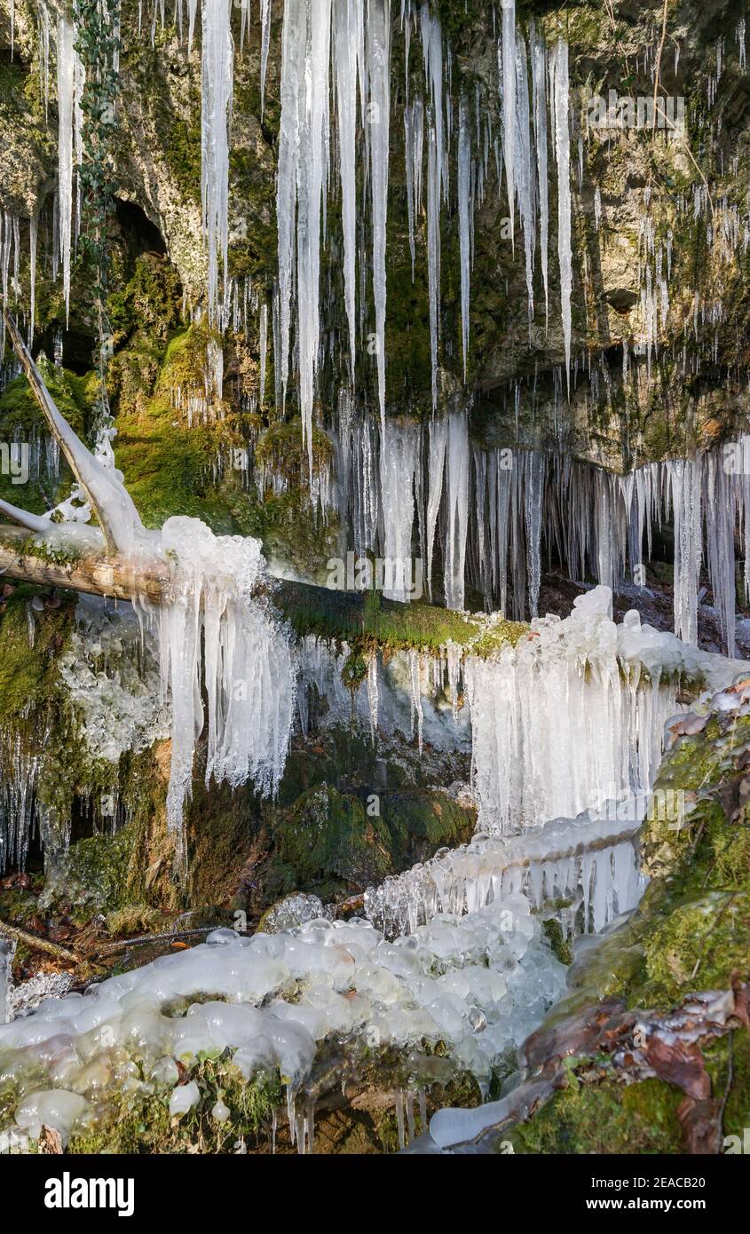 Deutschland, Baden-Württemberg, Reutlingen - Mittelstadt, gefrorener Wasserfall am Merzenbach. Stockfoto