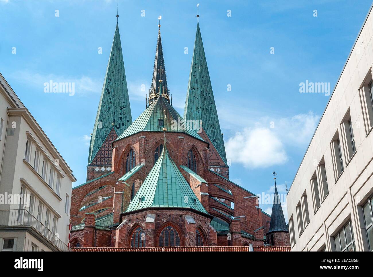 Deutschland, SH Schleswig-Holstein, Hansestadt Lübeck, St. Marien zu Lübeck von Osten, erbaut 1250-1350. Die Marienkirche in Lübeck ist die Mutterkirche der norddeutschen Backsteingotik mit dem höchsten Backsteingewölbe der Welt. Es ist ein Symbol für Macht und Wohlstand in der alten Hansestadt, die auch als Stadt der sieben Türme bekannt ist. Stockfoto