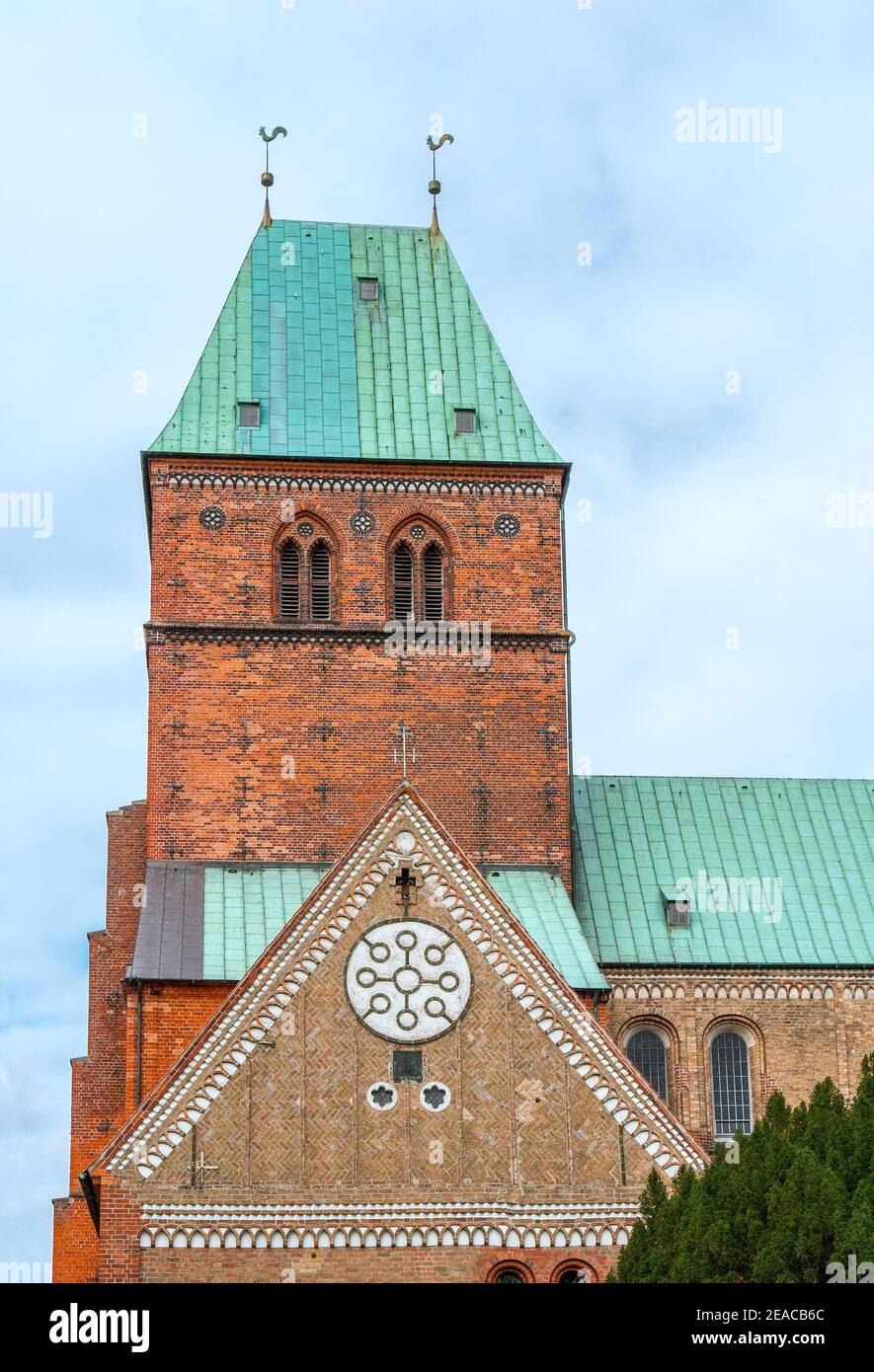 Deutschland, SH Schleswig-Holstein, Ratzeburg, Ratzeburger Dom, erbaut 12th. Jahrhundert, Westturm aus dem Süden. Der Dom ist eines der ältesten Kirchengebäude in Schleswig-Holstein. Ratzeburg liegt im Naturpark Lauenburger Seen. Stockfoto