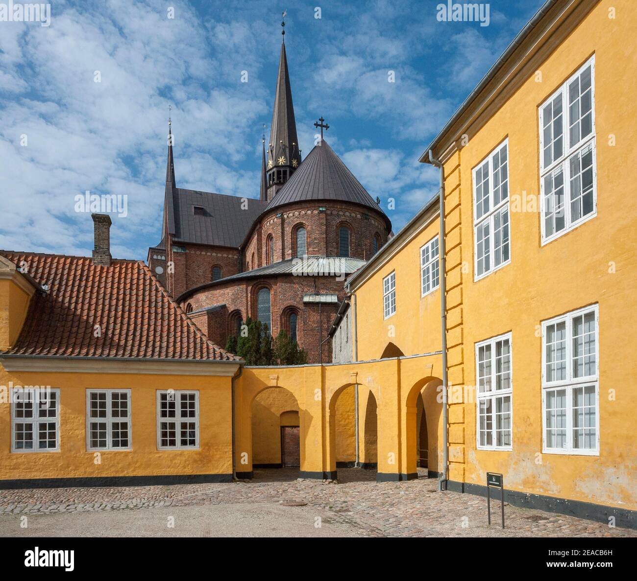 Dänemark, Zealand Island, Roskilde, Roskilde Kathedrale, 1280, Blick von Bispegarden, Bishop's Palace, erste gotische Backsteinkathedrale, Ruhestätte der dänischen Könige, UNESCO-Weltkulturerbe. Stockfoto