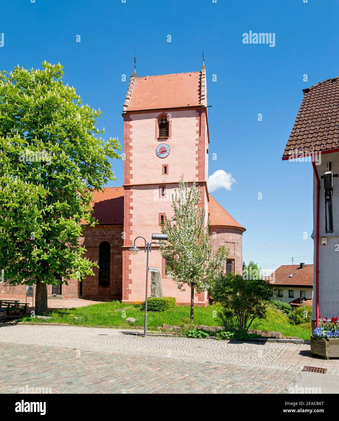 Deutschland, Baden-Württemberg, Schramberg-Sulgen, Alte Laurentiuskirche im Bergvorort Sulgen. Der Kirchturm, früher Wehrturm aus dem 13th. Jahrhundert, ist das älteste erhaltene Bauwerk der Stadt und steht unter Denkmalschutz. Stockfoto