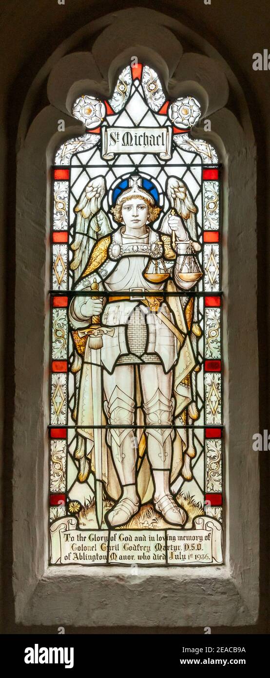 Großbritannien, Gloucestershire, Winson in der Nähe von Cirencester, Kirche St. Michael und alle Engel, Kirche, Norman und Gotik. Fenster im Chor. Stockfoto