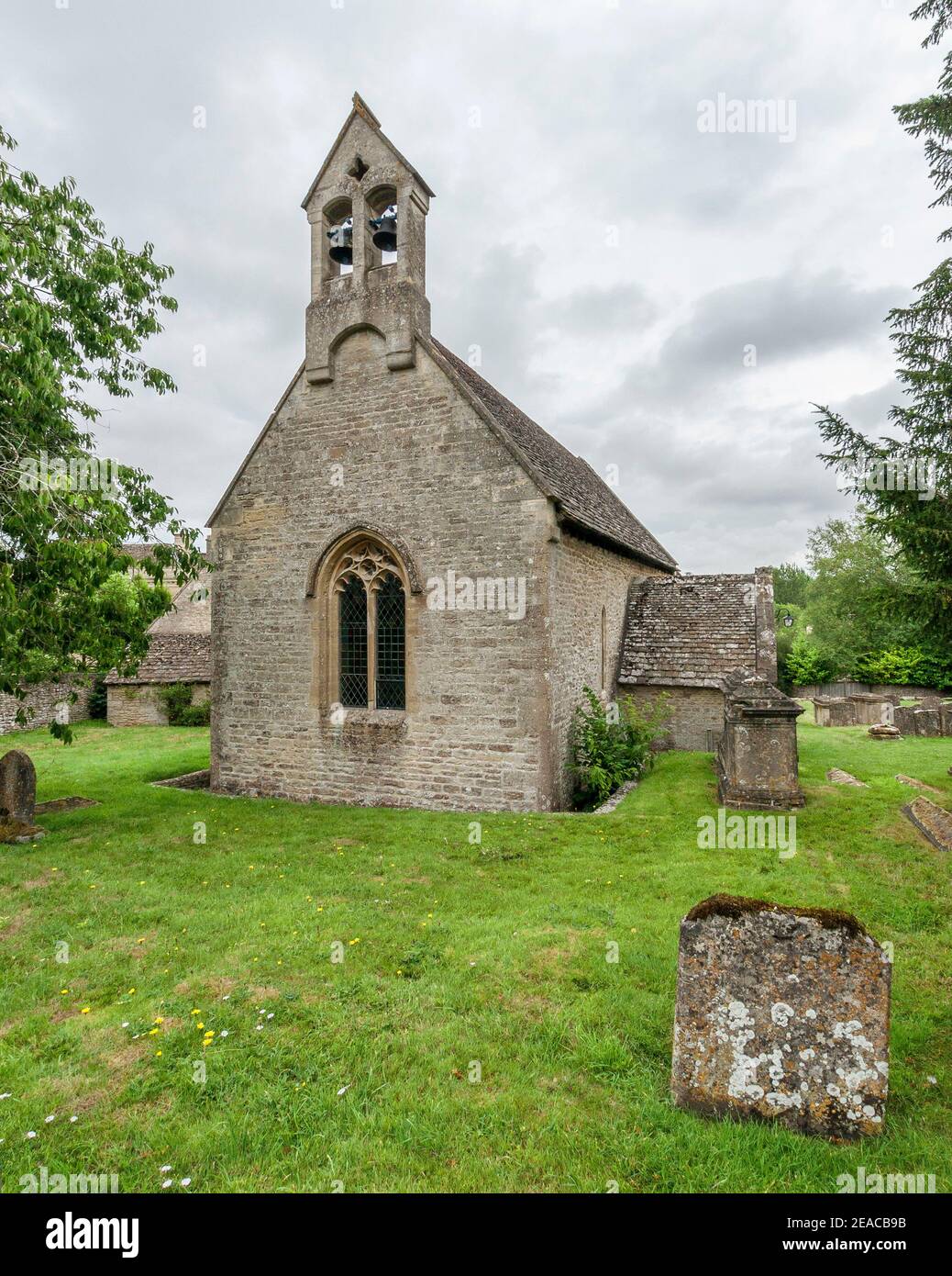 Großbritannien, Gloucestershire, Winson in der Nähe von Cirencester, Kirche St. Michael und alle Engel, Kirche, Norman und Gotik. Stockfoto