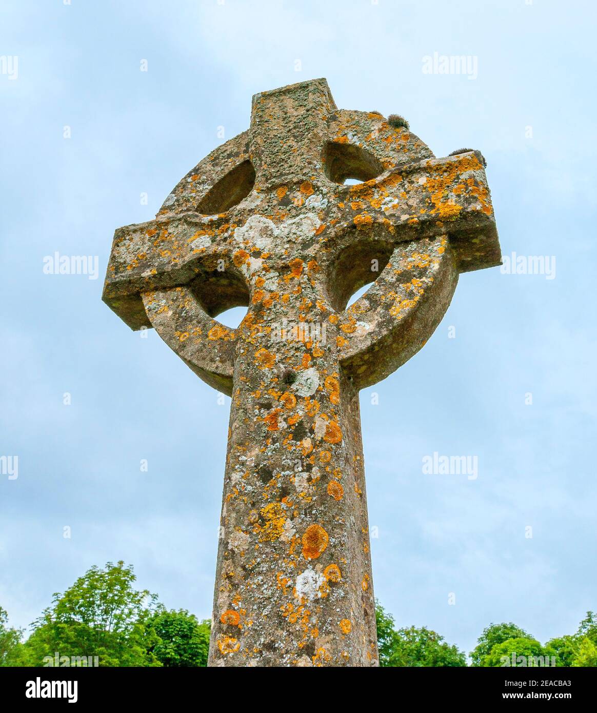 Großbritannien, Gloucestershire, Winson bei Cirencester, Keltisches Kreuz hohes Kreuz Irisches Kreuz Grab Kreuz Kreuz Kreuz Kreuz Kreuz Kreuz auf dem Friedhof an der Kirche St. Michael und alle Engel. Stockfoto