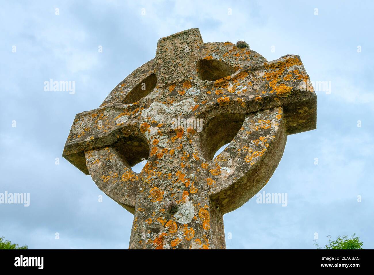 Großbritannien, Gloucestershire, Winson bei Cirencester, Keltisches Kreuz hohes Kreuz Irisches Kreuz Grab Kreuz Kreuz Kreuz Kreuz Kreuz Kreuz auf dem Friedhof an der Kirche St. Michael und alle Engel. Stockfoto