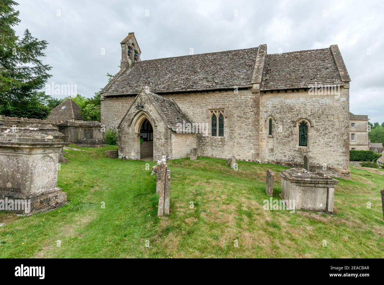 Großbritannien, Gloucestershire, Winson in der Nähe von Cirencester, Kirche St. Michael und alle Engel, Kirche, Norman und Gotik. Stockfoto