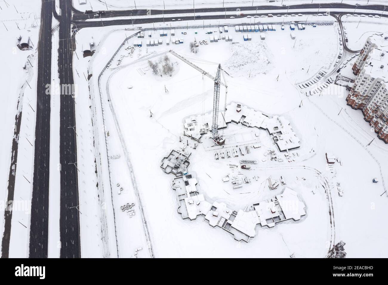 Luftaufnahme der Baustelle mit Baukran im Winter. Stockfoto