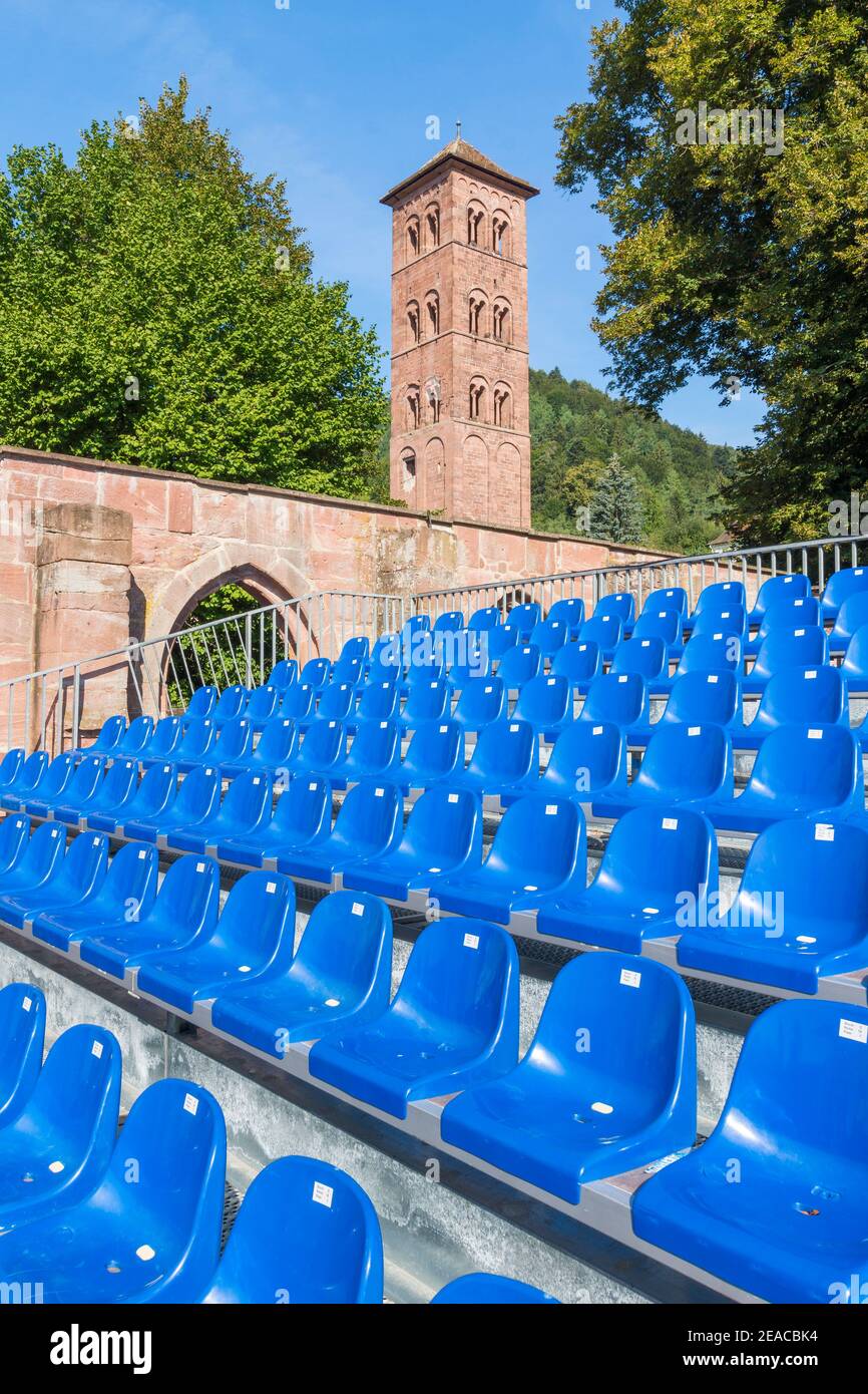 Deutschland, Baden-Württemberg, Calw-Hirsau, Kloster Hirsau, Hörsaal, Freilichttheater, Sommer im Kloster Calwer, blaue Sitzmöbel, Eulenturm. Stockfoto