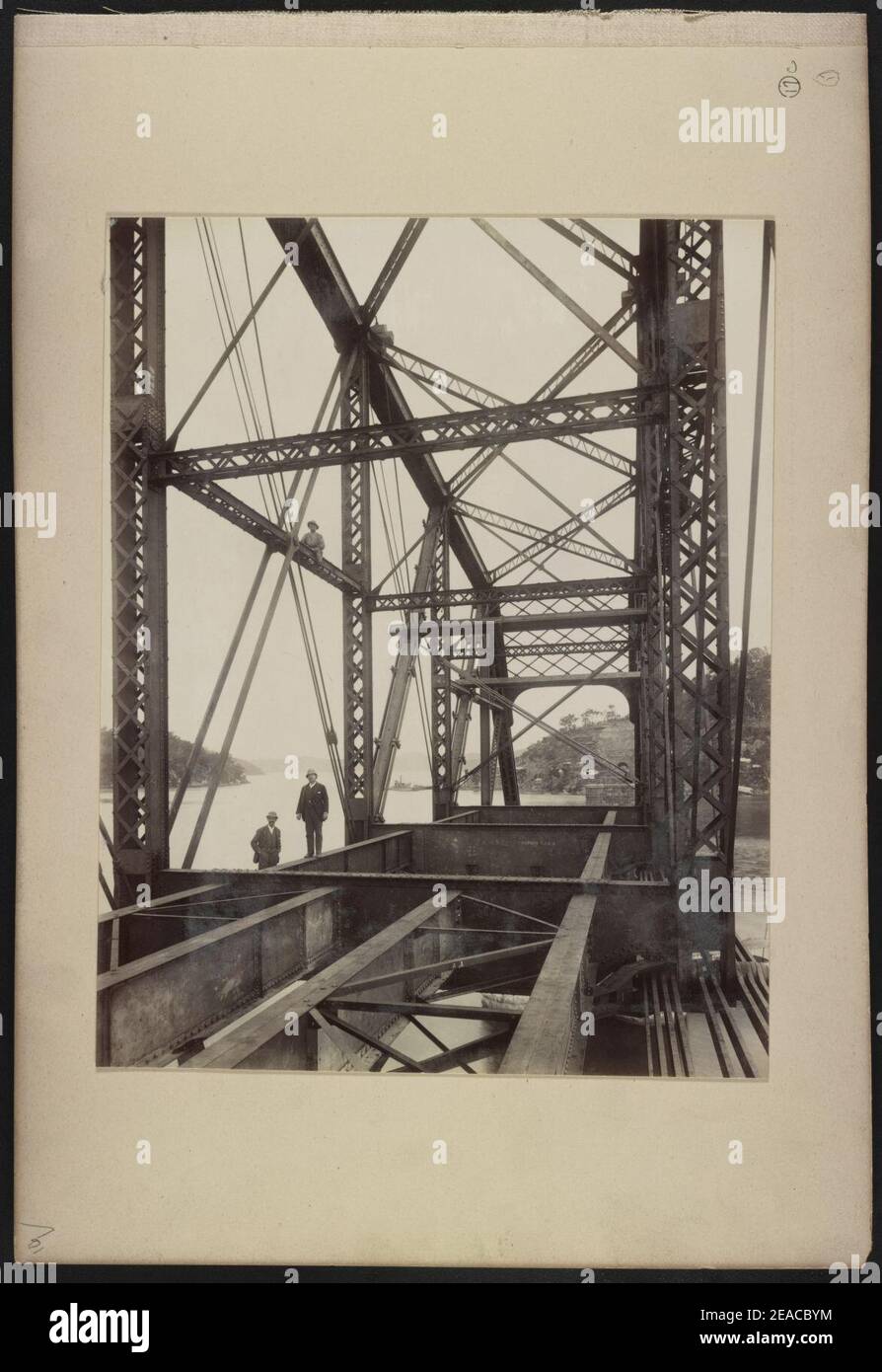 Neu installierten Span des Hawkesbury River Railway Bridge, New South Wales, Australien, mit Männern auf Es stellte, wahrscheinlich E.K. Morse und S.V. Ryland Stockfoto