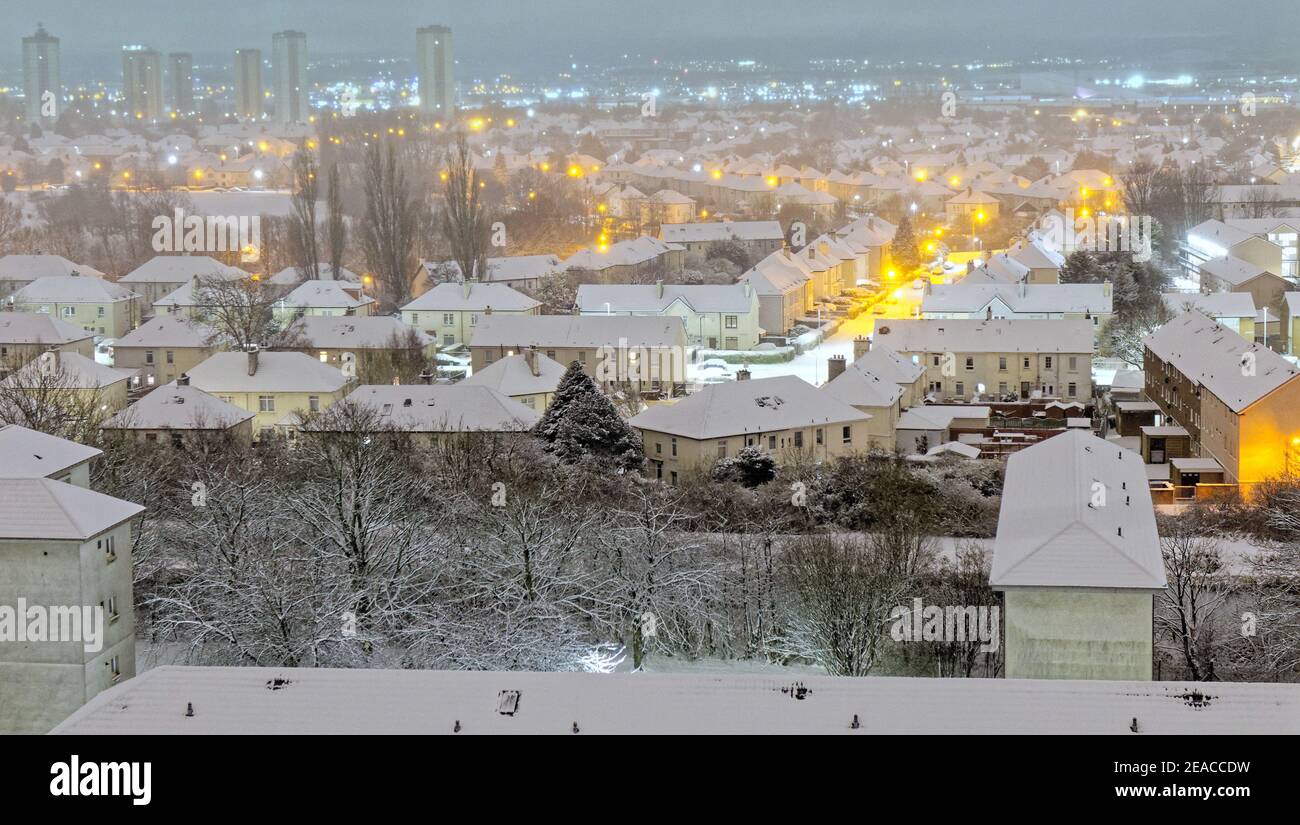 Glasgow, Schottland, Großbritannien. 9th Februar, 2021, UK Wetter: Kaltstart sah über Nacht Schnee fallen schwer verlassen 4 Zoll auf dem Rasen mit dem Versprechen von mehr frisches Wetter. Quelle: Gerard Ferry/Alamy Live News Stockfoto