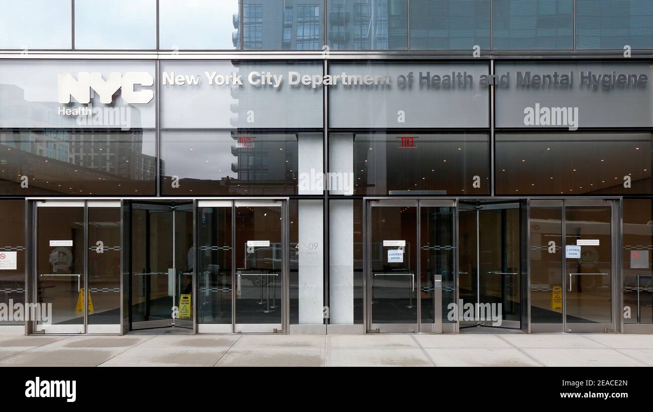 New York City Department of Health and Mental Hygiene, 42-09 28. St, Queens, NY. Außenansicht eines Bürogebäudes und Regierungsbürokratie Stockfoto