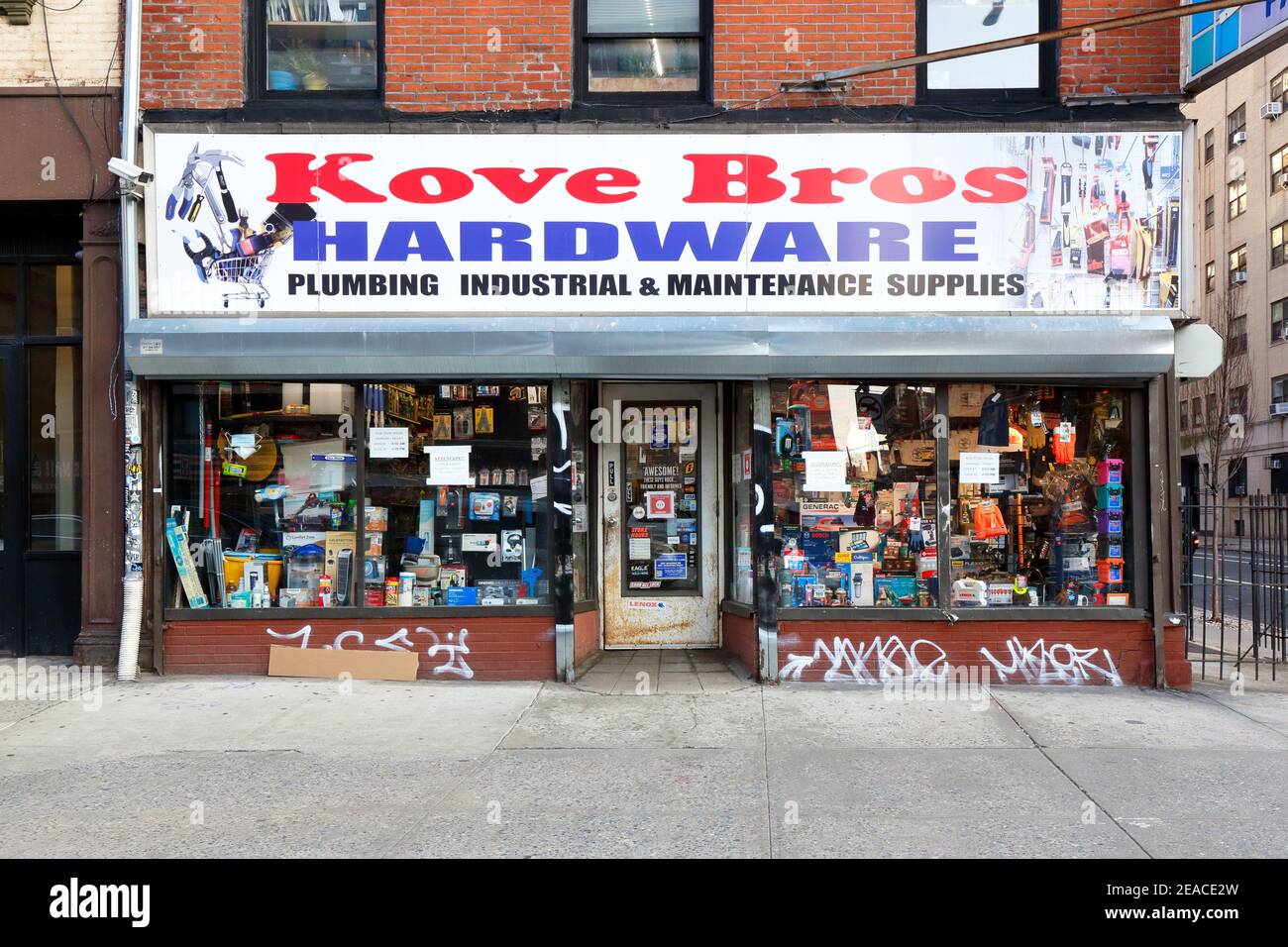 Kove Bros Hardware, 189 7th Ave, New York, NY. Außenfassade eines Eisenwarenladens in Manhattans Chelsea-Viertel. Stockfoto