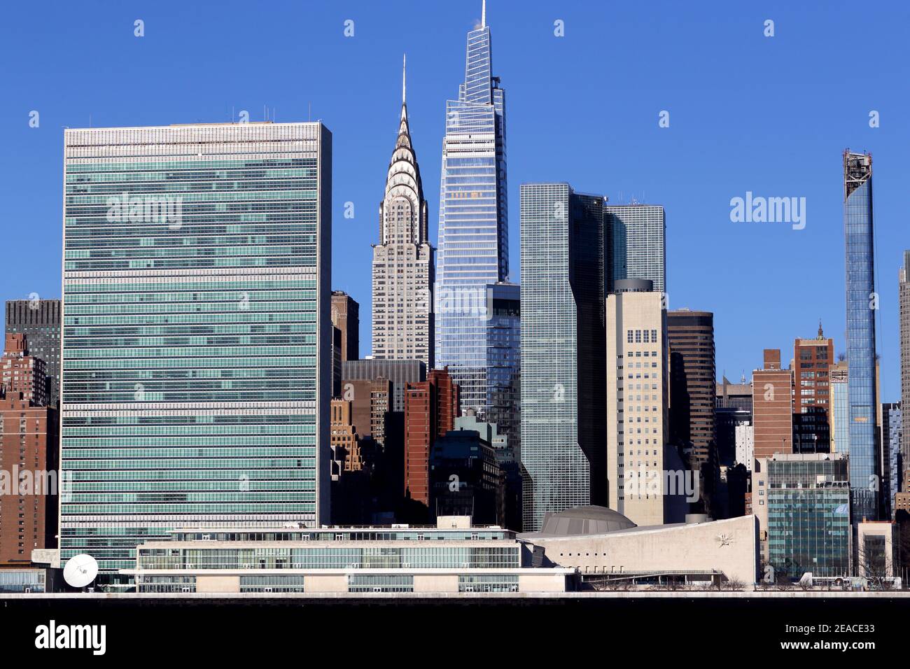 Skyline von Midtown Manhattan mit den Vereinten Nationen, Chrysler Building, One Vanderbilt, One United Nations Plaza Together, New York, NY. Stockfoto