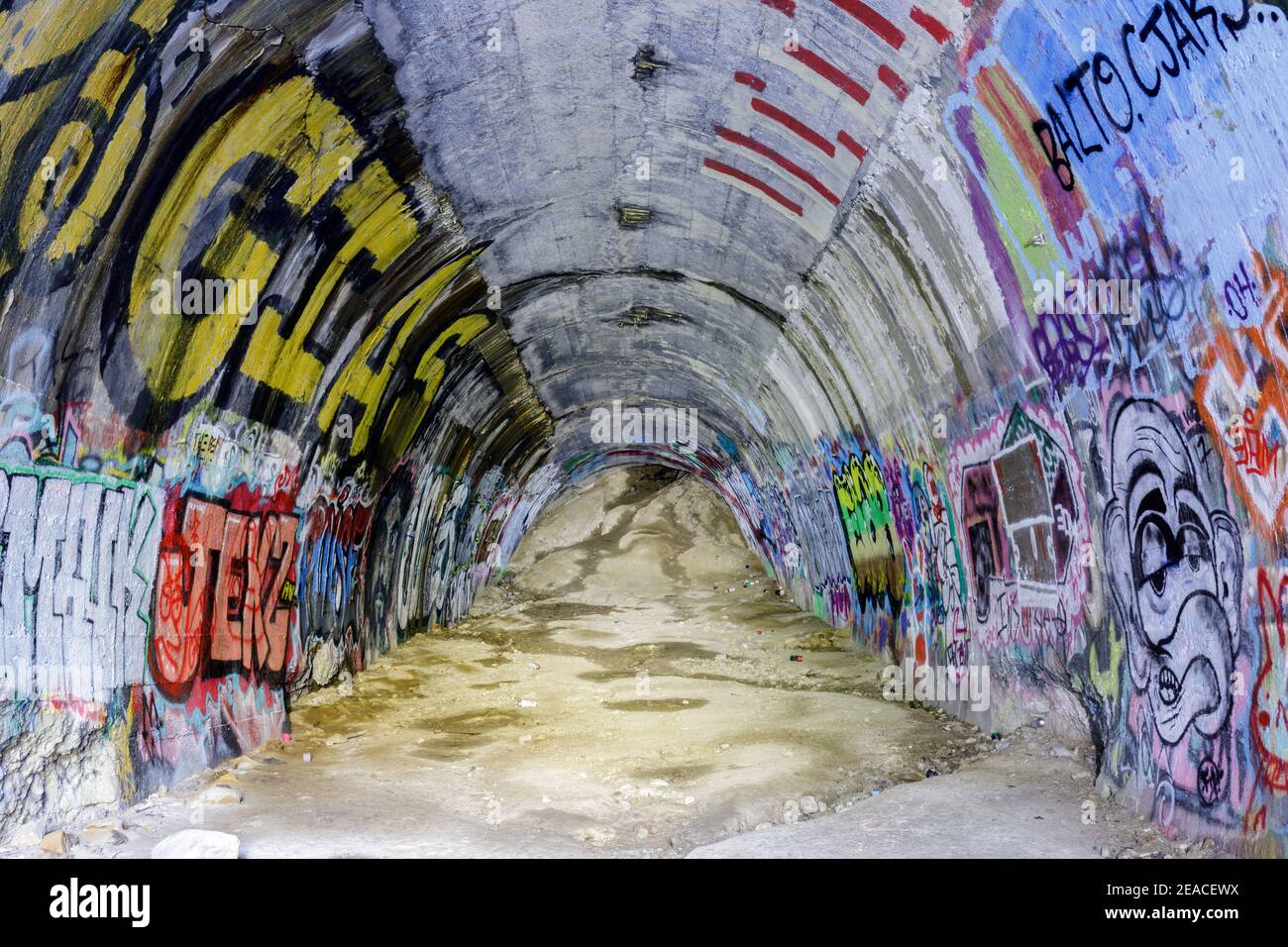 Inside Wrights Tunnel North Portal, ein Historic Now Abandoned Dynamited und Graffiti Sprayed Railroad Tunnel Stockfoto