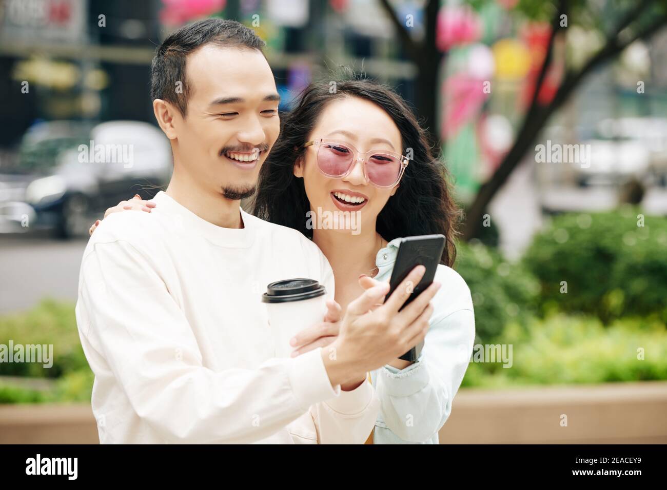 Chinesisches Paar nimmt Selfie Stockfoto