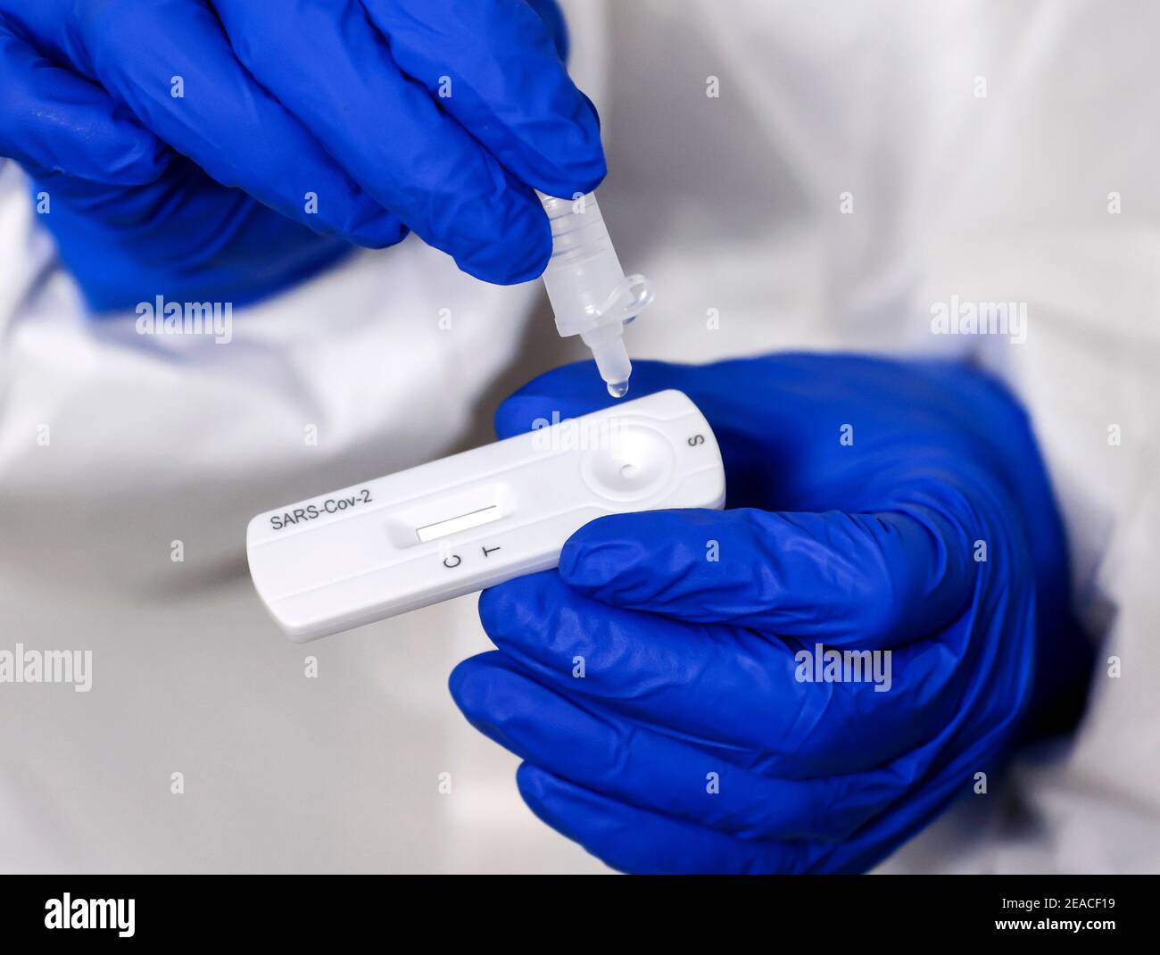 Köln, Nordrhein-Westfalen, Deutschland - Covid-Schnelltest in einer Parkgarage im Medicare-Testzentrum fahren Kunden zum Einfahrschalter im Auto, um Proben zu nehmen, das Wattestäbchen wird dann in eine Trägerlösung gegeben, die dann auf einen Teststreifen aufgetragen wird. Stockfoto