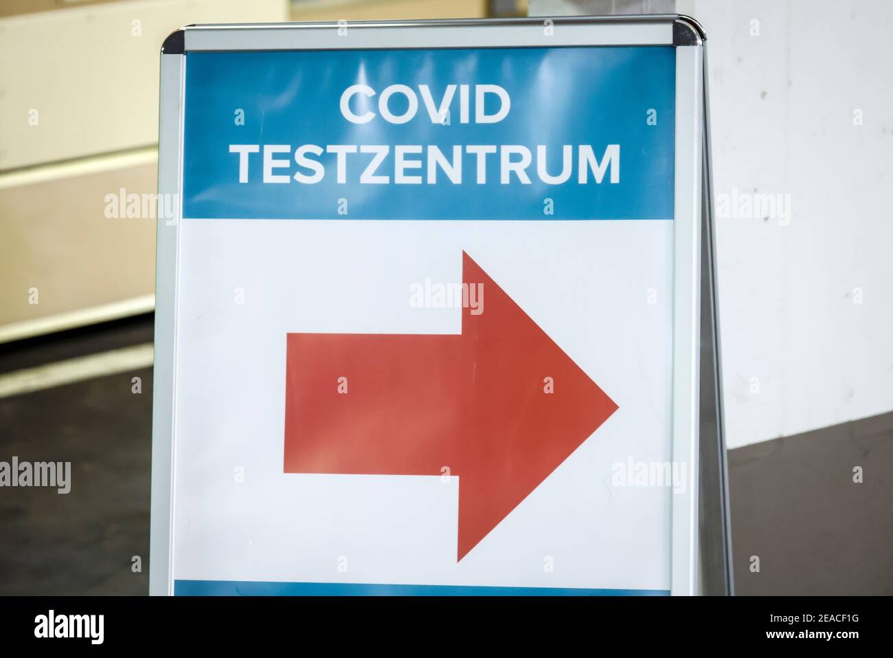 Köln, Nordrhein-Westfalen, Deutschland - Covid-Testzentrum, Covid-Schnelltest in einer Parkgarage im Medicare-Testzentrum fahren Kunden im Auto zum Einfahrschalter, um Proben zu nehmen. Stockfoto