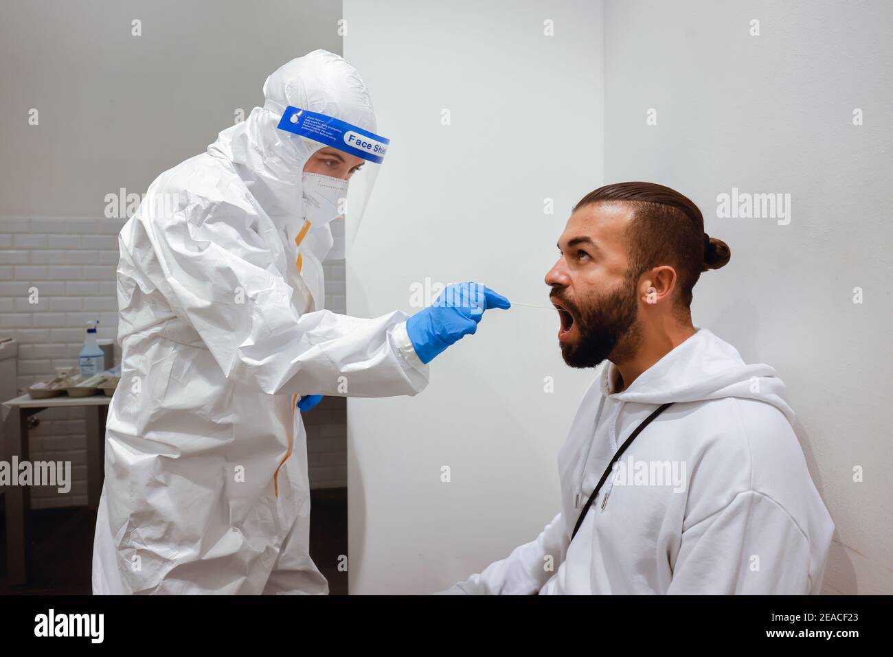 Köln, Nordrhein-Westfalen, Deutschland - Covid-Schnelltest im Medicare-Testzentrum, Rachenabstrich auf Wattestäbchen (posierte Szene) Stockfoto