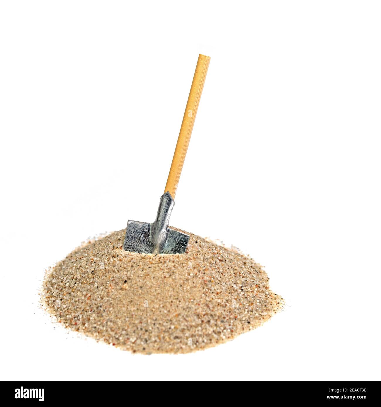 Sand mit Schaufel isoliert auf weißem Hintergrund Stockfoto