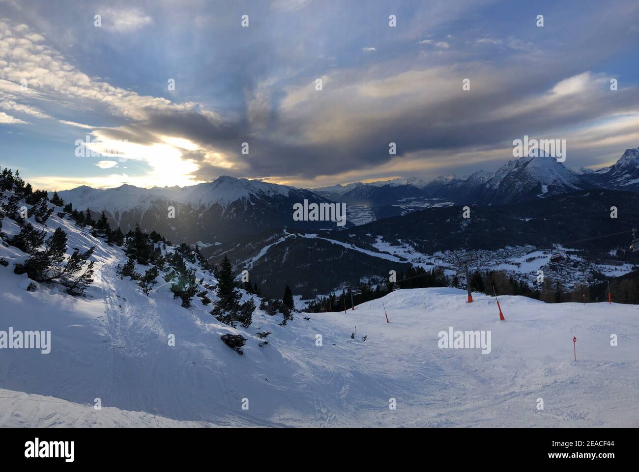 Panoramablick, Skigebiet Rosshütte, Härmelekopf, Berge, hohe Munde, blauer Himmel, Wolken, Sonne, Schnee, Winter, Seefeld, Tirol, Österreich Stockfoto
