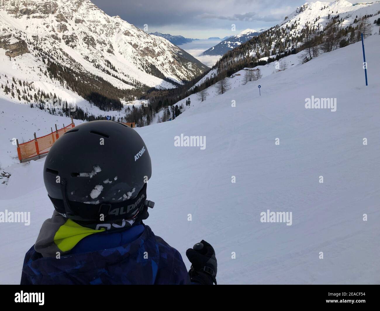 Skifahrerblick von hinten, Skihelm, Skigebiet Schlick 2000, Schnee, Winter, Stubaital, Tirol, Österreich Stockfoto