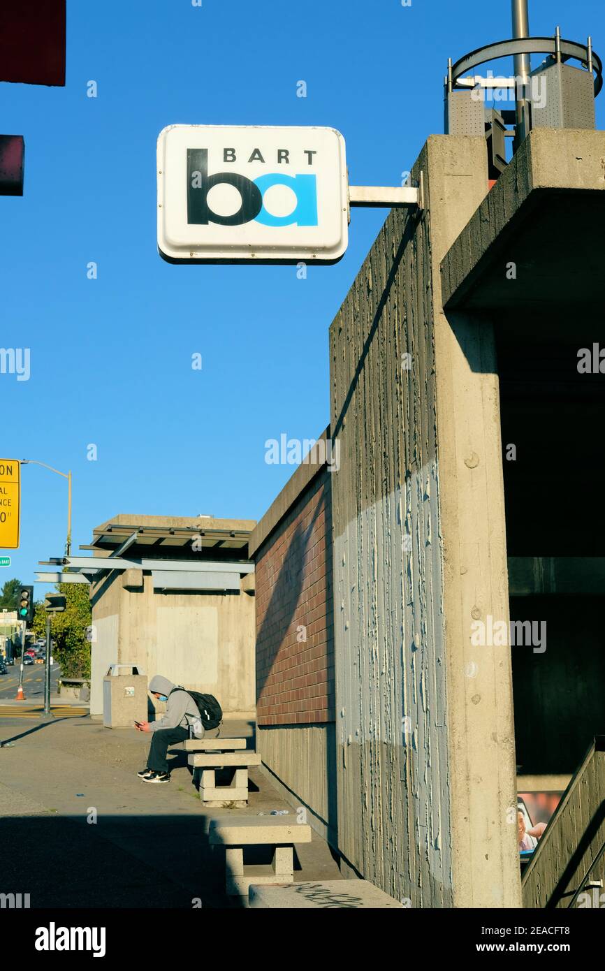 BART-Schild vor der Balboa Park Station am Curtis E. Green Light Rail Centre an der Geneva Avenue in San Francisco, Kalifornien. Stockfoto