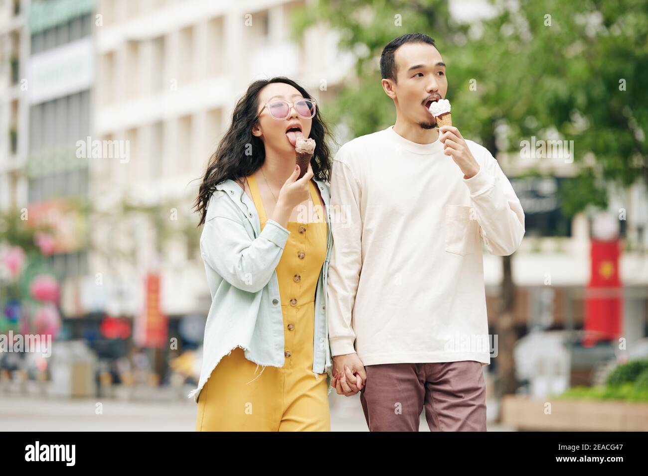 Freund und Freundin essen Eis Stockfoto