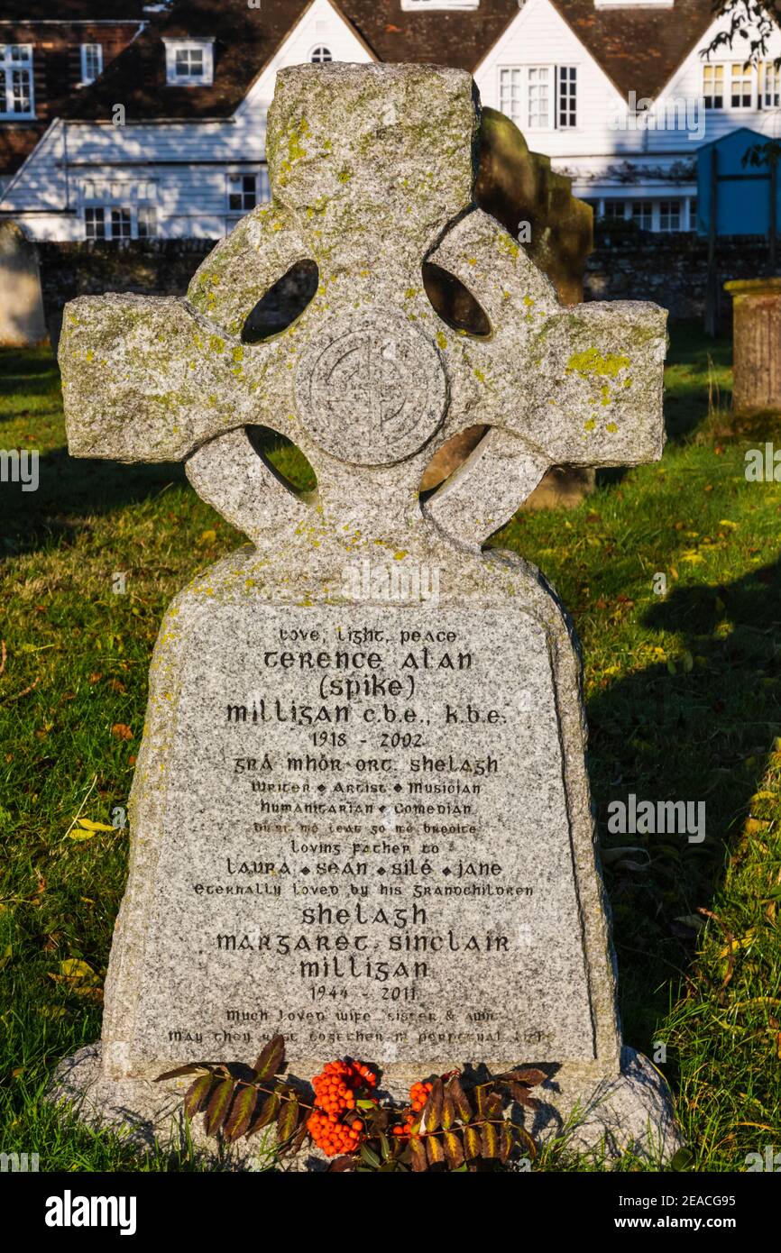 England, East Sussex, Winchelsea, Kirche des heiligen Thomas des Märtyrers, Grabstein von Spike Milligan Stockfoto