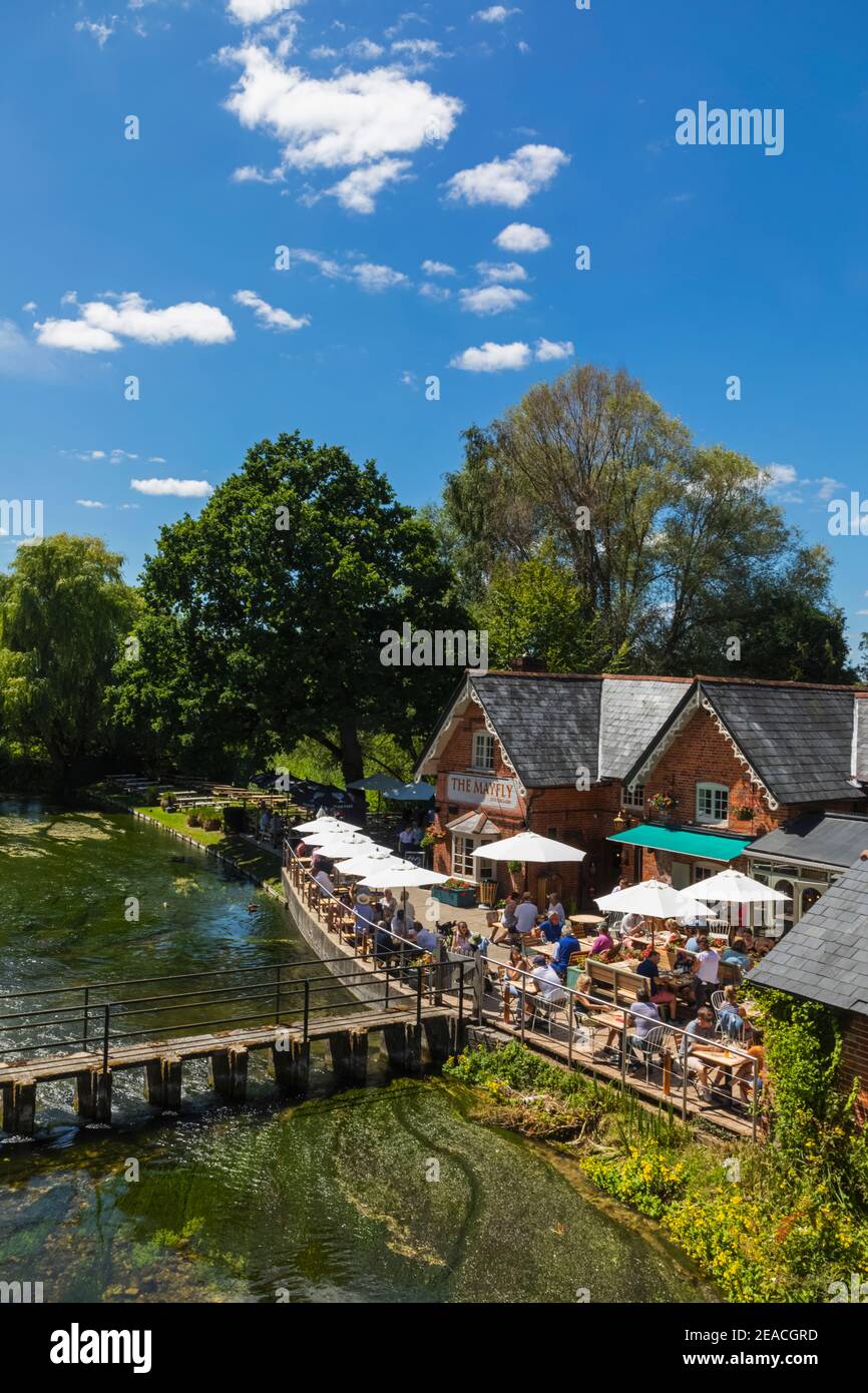 England, Hampshire, Stockbridge, The Mayfly Pub und River Test Stockfoto