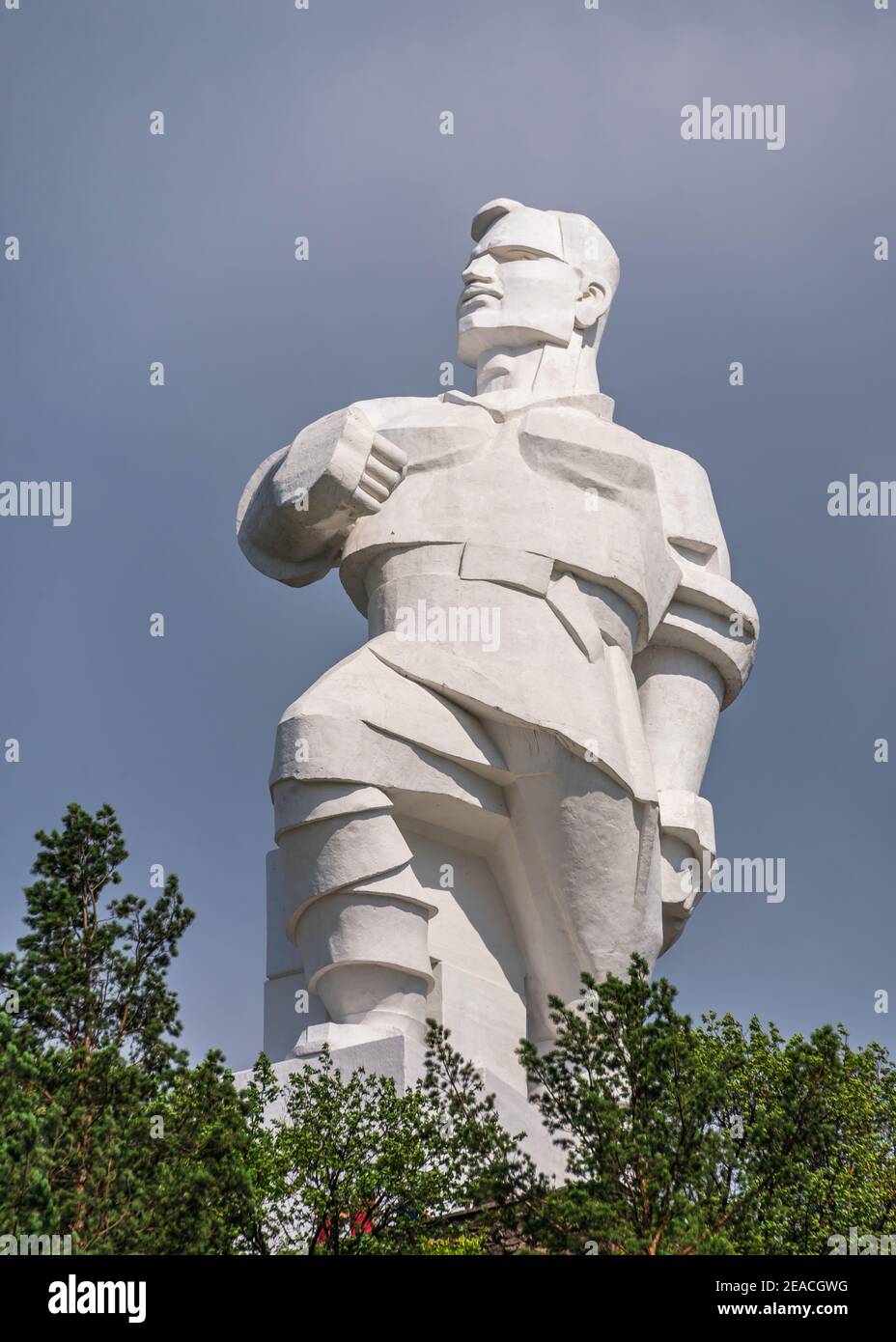 Swjatogorsk, Ukraine 07.16.2020. Denkmal für Artem auf dem Berg über dem Swjatogorsk oder Swjatohirsk lavra an einem sonnigen Sommermorgen Stockfoto