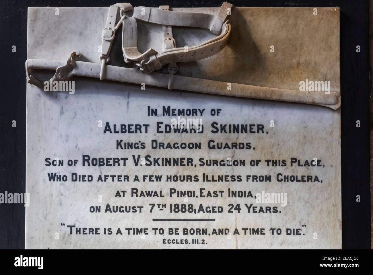England, East Sussex, Winchelsea, Kirche St. Thomas der Märtyrer, Dekorative Gedenktafel in Erinnerung an Albert Skinner, der 1888 in Indien im Alter von 24 Jahren starb Stockfoto
