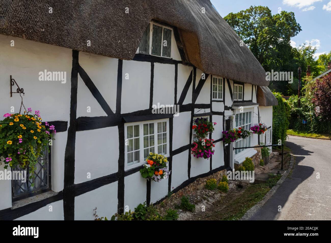 England, Hampshire, Wherwell, Traditionelle Strohgedeckte Hütten Stockfoto