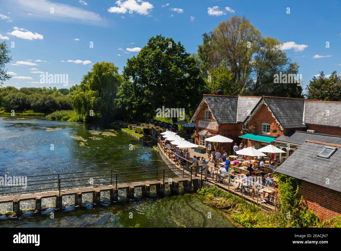 England, Hampshire, Stockbridge, The Mayfly Pub und River Test Stockfoto